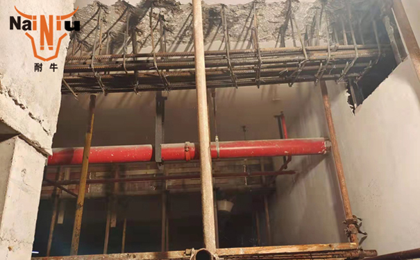 新宝GG聚合物建补砂浆用原料河砂好还是机造砂好呢？